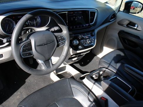 Used 2022 Chrysler Pacifica Touring-L image 2