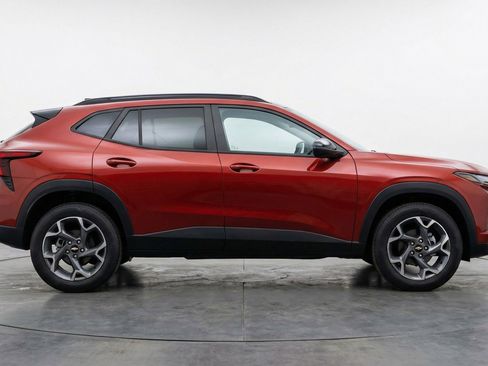 Used 2025 Chevrolet Trax LT image 11