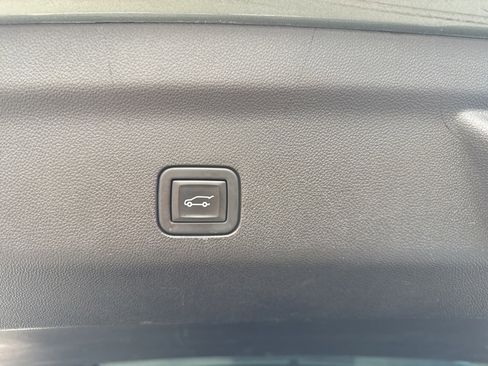 Used 2023 Chevrolet Suburban Premier image 16