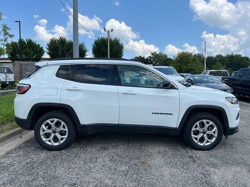Used 2025 Jeep Compass Latitude AWD/4WD image 2