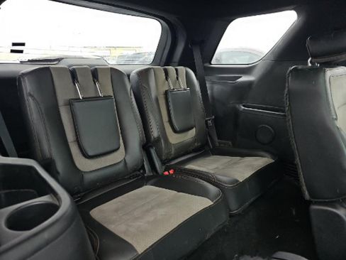 Used 2017 Ford Explorer XLT w/ Equipment Group 202A AWD/4WD image 15