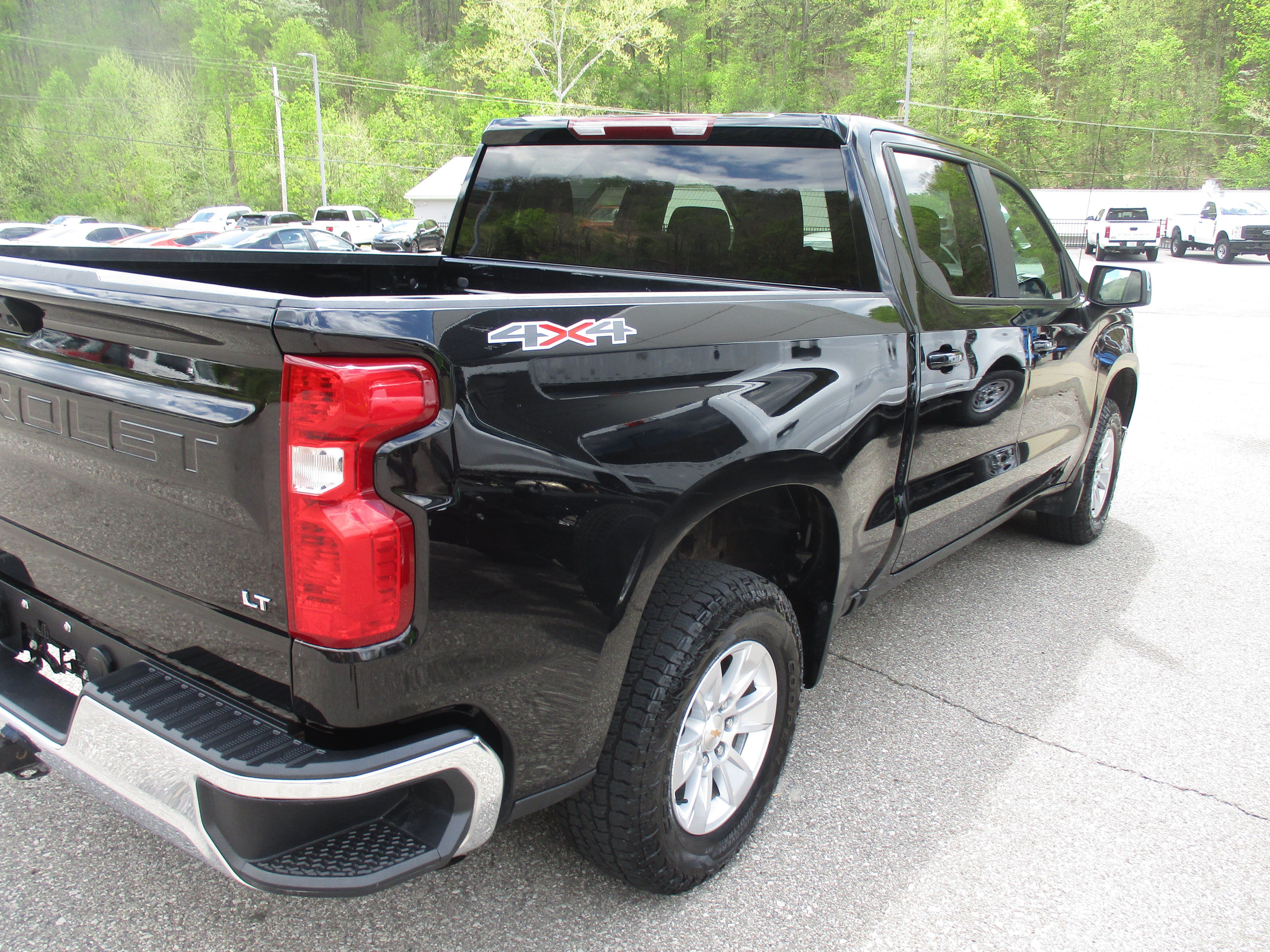 Used 2025 Chevrolet Silverado 1500 LT AWD/4WD image 4
