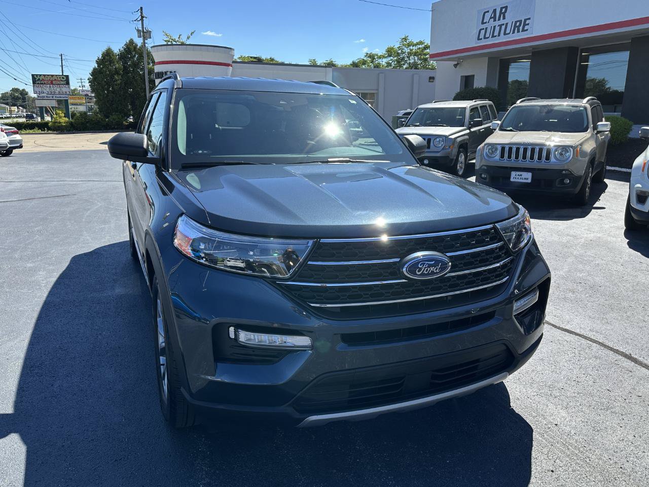 Used 2022 Ford Explorer XLT w/ Equipment Group 202A AWD/4WD image 2