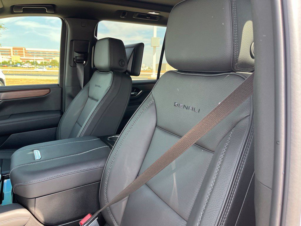 Used 2026 GMC Yukon Denali w/ Denali Reserve Package AWD/4WD image 14
