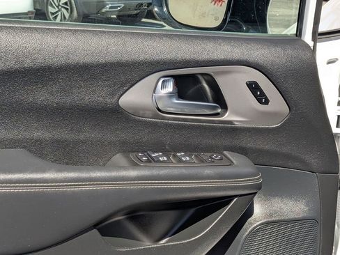 Used 2025 Chrysler Pacifica Select image 15