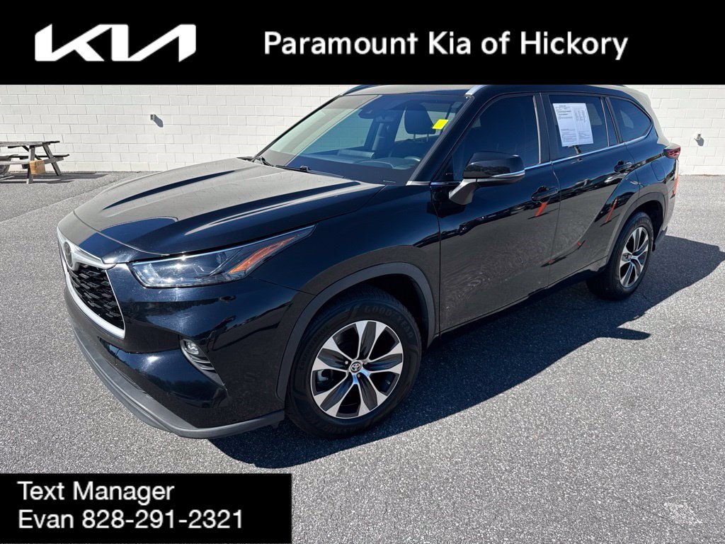 Used 2023 Toyota Highlander XLE FWD image 2