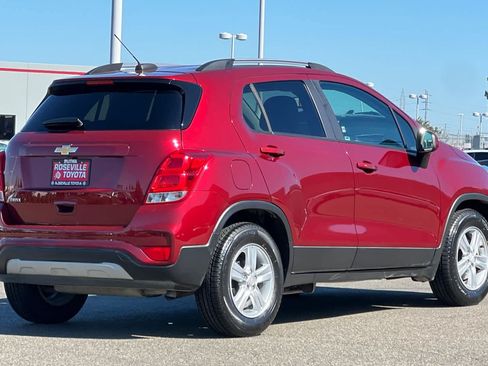 Used 2022 Chevrolet Trax LT w/ LT Convenience Package FWD image 2