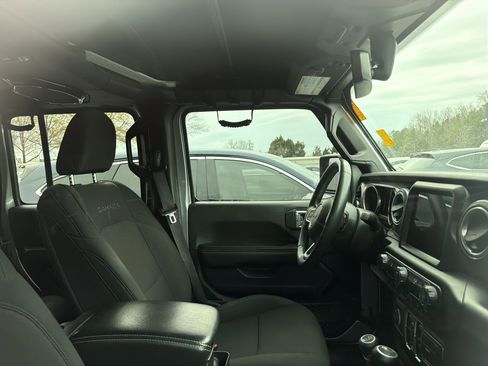 Used 2018 Jeep Wrangler Unlimited Sahara image 16