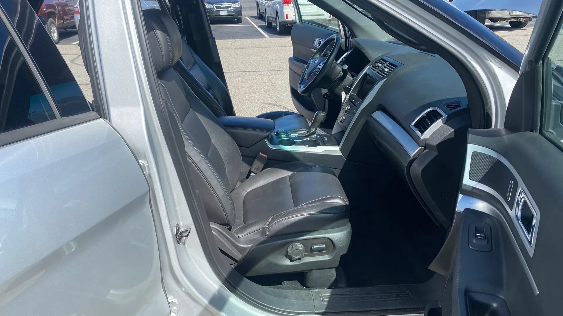 Used 2015 Ford Explorer XLT w/ Equipment Group 202B AWD/4WD image 18