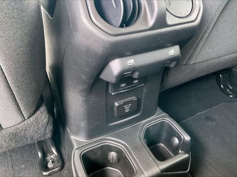Used 2025 Jeep Wrangler Unlimited Sahara AWD/4WD image 25