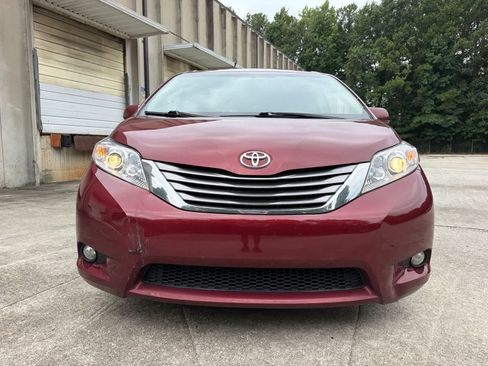 Used 2017 Toyota Sienna XLE Premium FWD image 16