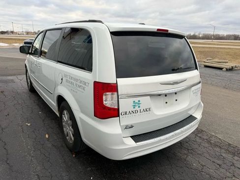 Used 2014 Chrysler Town & Country Touring w/ Driver Convenience Group image 6