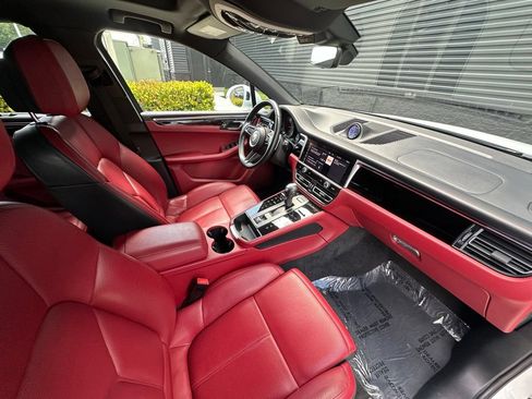 Certified 2024 Porsche Macan AWD/4WD image 41