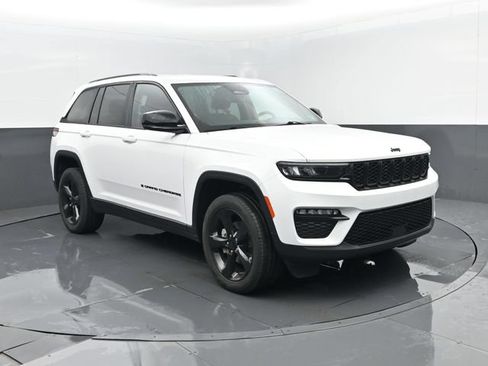 Used 2023 Jeep Grand Cherokee Limited w/ Black Appearance Package AWD/4WD image 3