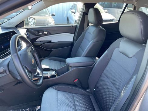 Used 2025 Chevrolet Trax LT w/ LT Convenience Package FWD image 36