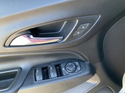 Used 2018 Chevrolet Equinox LT image 12