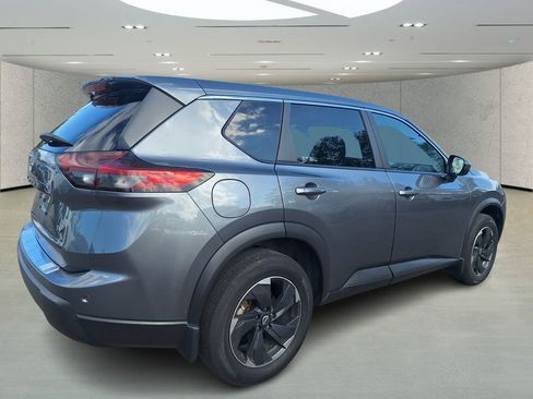 Used 2024 Nissan Rogue SV image 4