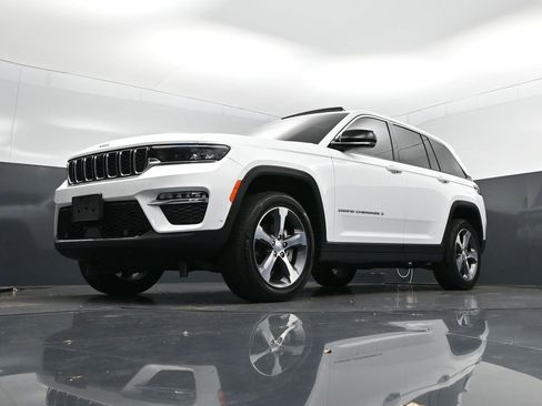 Used 2024 Jeep Grand Cherokee Limited w/ Luxury Tech Group II image 40