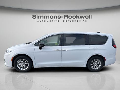 Used 2024 Chrysler Pacifica Touring-L FWD image 2