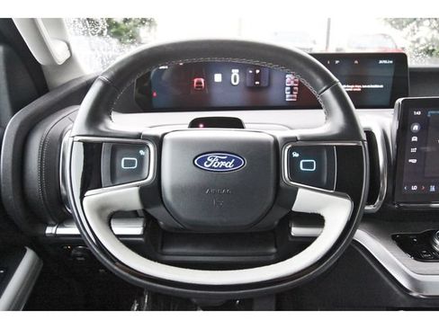 Certified 2025 Ford Expedition Platinum w/ Driver's Package AWD/4WD image 14