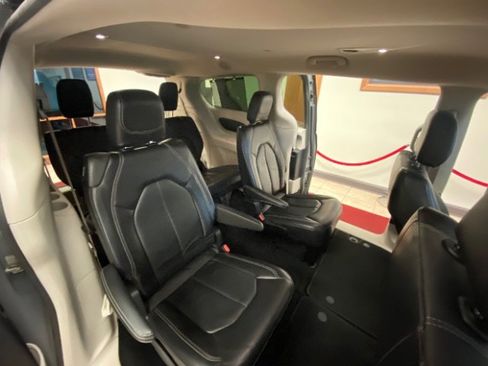 Used 2022 Chrysler Pacifica Touring-L image 18