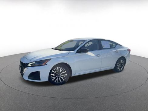 Used 2025 Nissan Altima 2.5 SV image 8