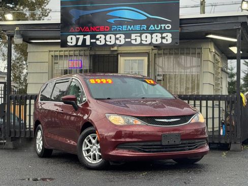 Used 2017 Chrysler Pacifica Touring image 1