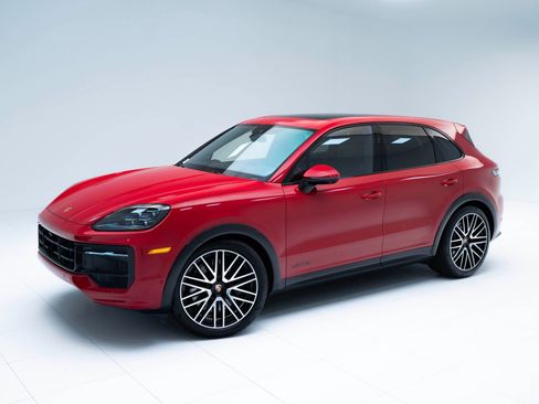 Used 2025 Porsche Cayenne GTS image 1