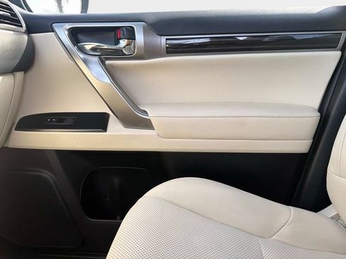 Used 2022 Lexus GX 460 Premium w/ Accessory Package AWD/4WD image 22