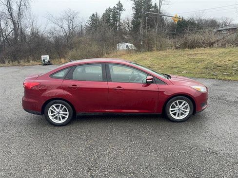 Used 2017 Ford Focus SE w/ Cold Weather Package image 4