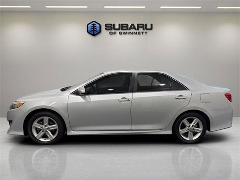 Used 2012 Toyota Camry SE image 2