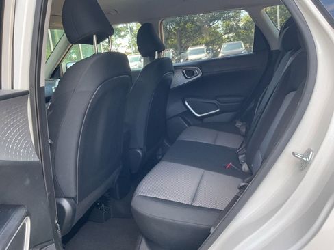 Used 2025 Kia Soul LX w/ LX Technology Package FWD image 8