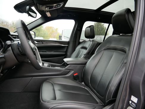 Certified 2024 Jeep Grand Cherokee Limited w/ Black Appearance Package image 21