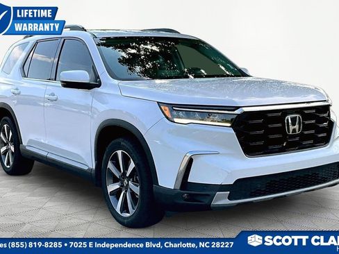 Used 2024 Honda Pilot Touring image 1