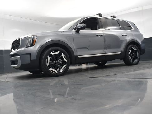 Used 2024 Kia Telluride EX w/ EX Captain's Chair Package image 24