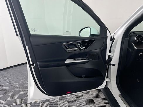 Used 2025 Mercedes-Benz GLC 300 4MATIC image 13