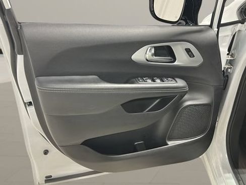 Used 2025 Chrysler Pacifica Limited FWD image 9