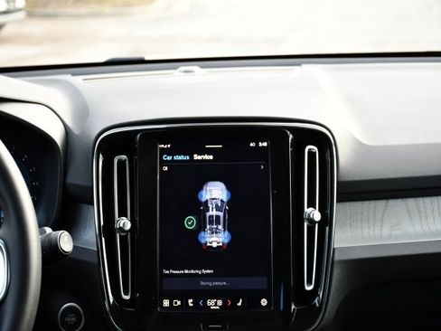 Certified 2025 Volvo XC40 B5 Core image 23