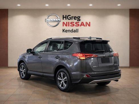 Used 2018 Toyota RAV4 XLE FWD image 2