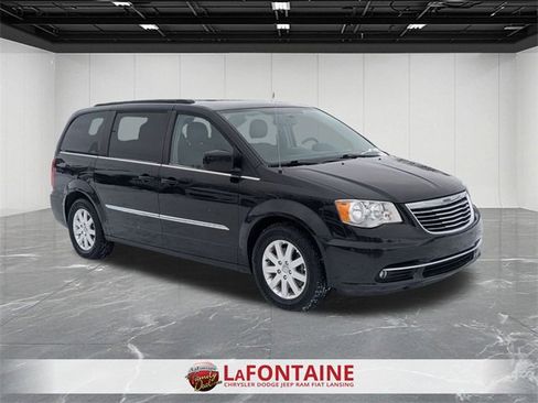 Used 2014 Chrysler Town & Country Touring image 7