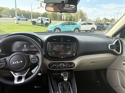 Used 2024 Kia Soul LX image 14