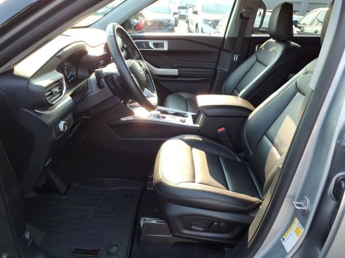 Used 2020 Ford Explorer XLT w/ Equipment Group 202A AWD/4WD image 4
