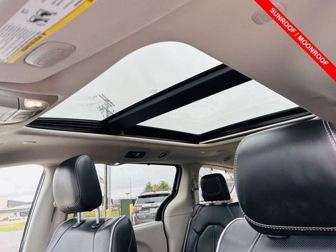 Used 2023 Chrysler Pacifica Limited image 4