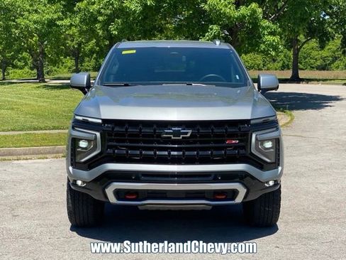 Used 2025 Chevrolet Suburban Z71 AWD/4WD image 2