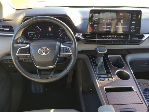 Used 2023 Toyota Sienna XLE image 28