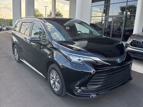 Used 2025 Toyota Sienna XLE w/ XLE Plus Package image 5