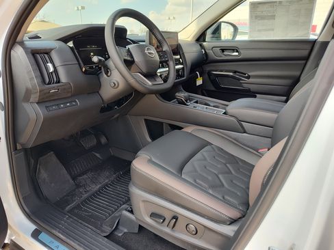 New 2026 Nissan Pathfinder Platinum image 2