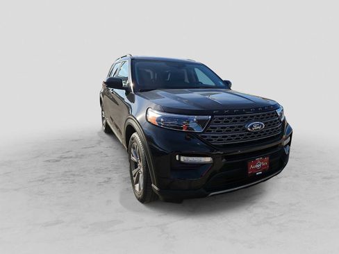 Used 2022 Ford Explorer XLT w/ Equipment Group 202A image 2