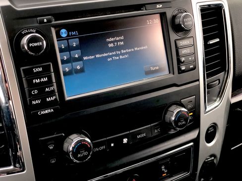 Used 2018 Nissan Titan SV w/ SV Convenience Package image 19