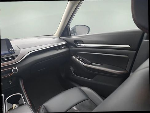 Used 2024 Nissan Altima 2.5 SR image 14